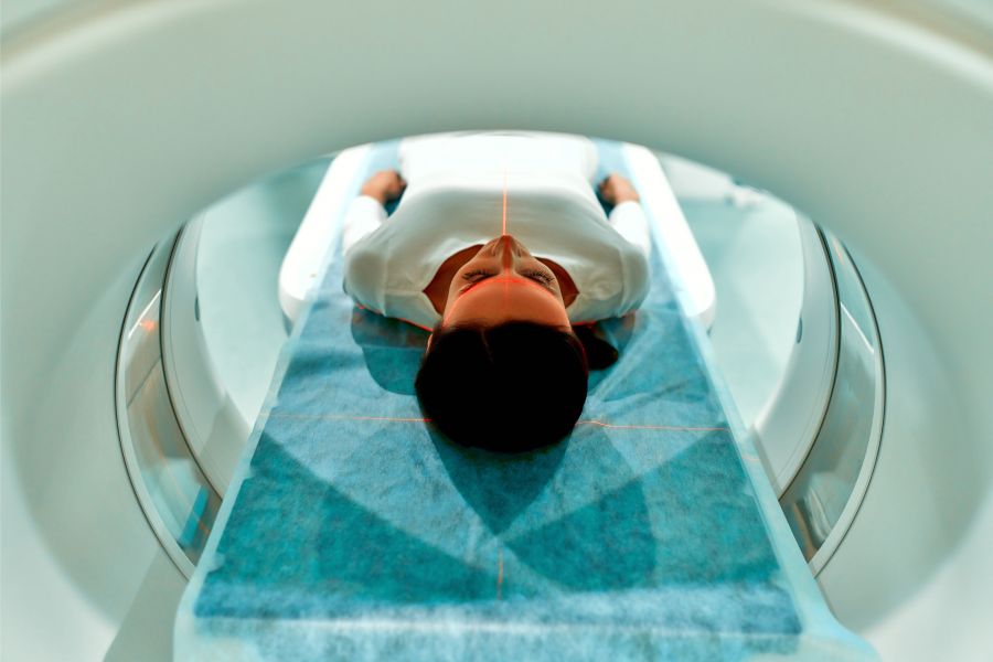 MRI 검사를 받는 사람